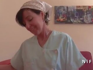 Prancūziškas mama vilioja stripling ir suteikia jos šikna 10 min po rimingas