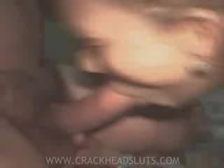 Crackhead slattern تبيع لها كس إلى الحصول على ارتفاع بعض أكثر