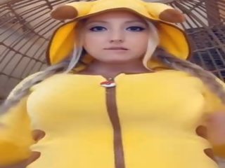 Digivande blondin flätor flätor pikachu suger & spits mjölk på enormt klantskallar studsande på dildon snapchat smutsiga film visar