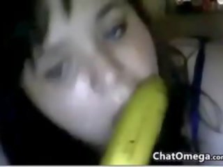 Закръглени камера млад дама с а банан