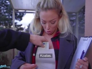 Publiek agent aanlokkelijk blondine australisch isabelle deltore toneelstukken met een vreemdeling voor geld