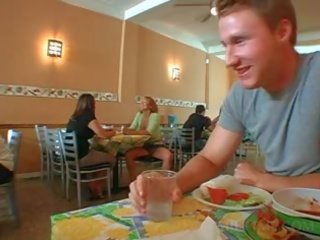 Yg menggerutu milf hembusan remaja johnson di sebuah restoran