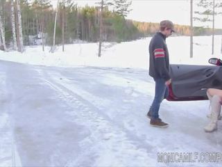 Samochód breakdown na zmysłowy monicamilf w the norweskie winter