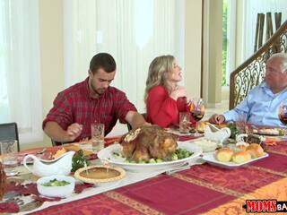 ステップ ママ バング 十代の若者たち - いたずらな 家族 thanksgiving