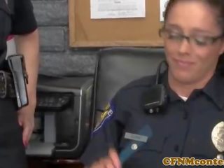 ผู้หญิงนำ ตำรวจ บุคคลทั่วไป ใน ยูนิฟอร์ม