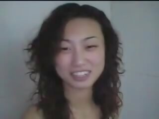 E bukur kineze nxënëse qirje një i vogël kar!