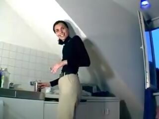 Un stunning-looking tedesco figlia fabbricazione suo vagina bagnato con un dildo