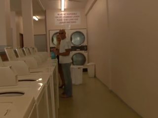 Blond milf ales în sus în the laundry