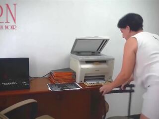 Sekretárka scans prsia a pička na mfp v kancelária: sex film e3