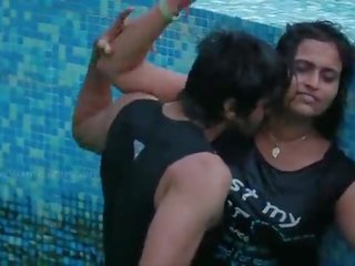 South indisk desi bhabhi fantastisk romantikk ved svømming basseng - hindi varmt kort movie-2016