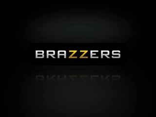 的brazzers - 媽媽 有 胸部 - 製造 以上 mommies 現場