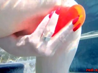 Rinnakas punapea abielunaine masturbeerib kuigi väljaspool sisse a bassein täiskasvanud video näitab