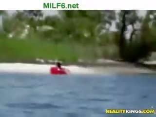 Milfhunter sur son bateau sur une ensoleillé jour avec une enchanteur trentenaire sur bo