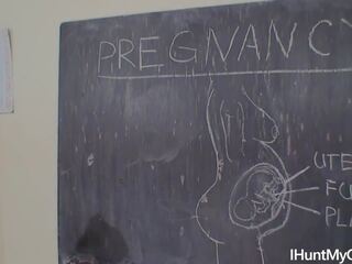 Muda hamil pelajar wanks dia alat kemaluan wanita di itu ruang kelas