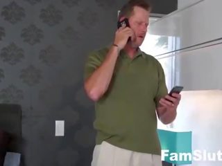 Gira jovem grávida fode step-dad para obter telemóvel de volta | famslut.com