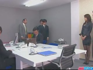 Hojo jouant son chatte pendant un bureau réunion