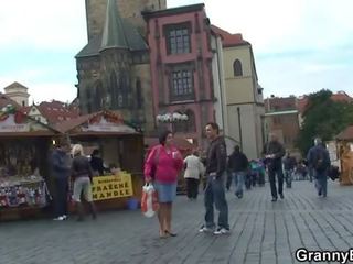 Vecmāmiņa tūrists lec par prick