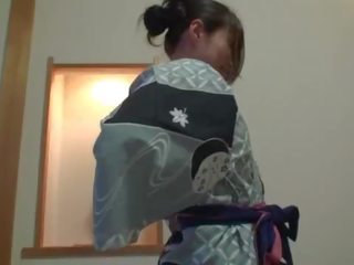 Ondertiteld ongecensureerde verlegen japans milf in yukata in pov
