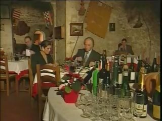 Stately ιταλικό Ενήλικος κεράτωμα σύζυγος επί restaurant