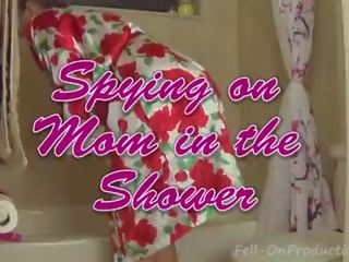 Madisin lee en espionnage sur mère en la douche