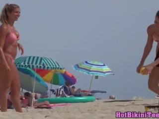 Koķets piemērots blondīne pusaudze liels pakaļa spycam voyeur pludmale