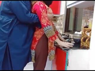 Pakistano moglie anale foro scopata in il cucina mentre lei è lavoro con chiaro audio